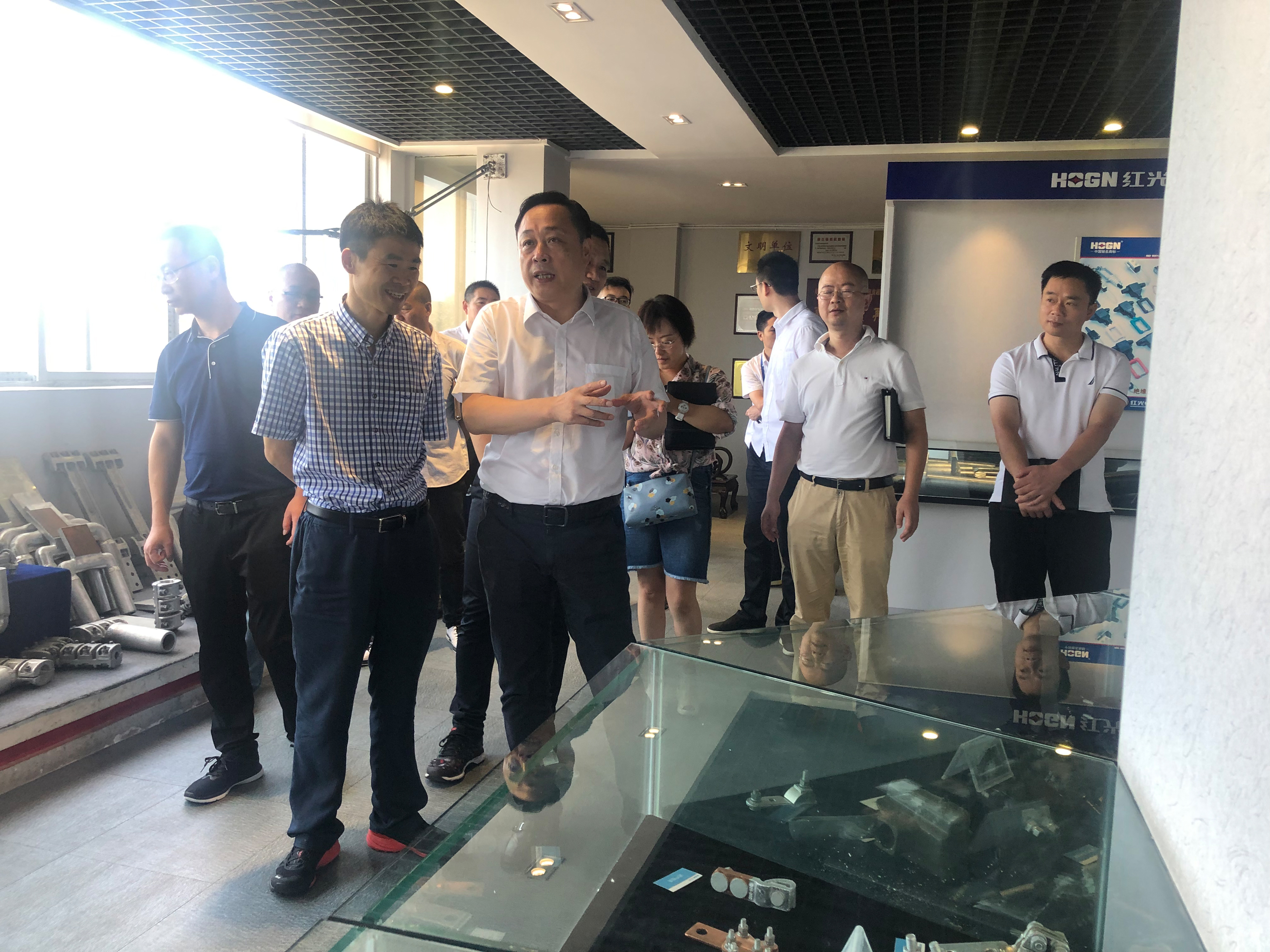国家电力器材产品清静性能质量监视磨练中心执行董事、党委书记钟晖一行 莅临凯时尊龙人生就是博调研_凯时尊龙人生就是博新闻_新闻资讯_凯时尊龙人生就是博电气集团