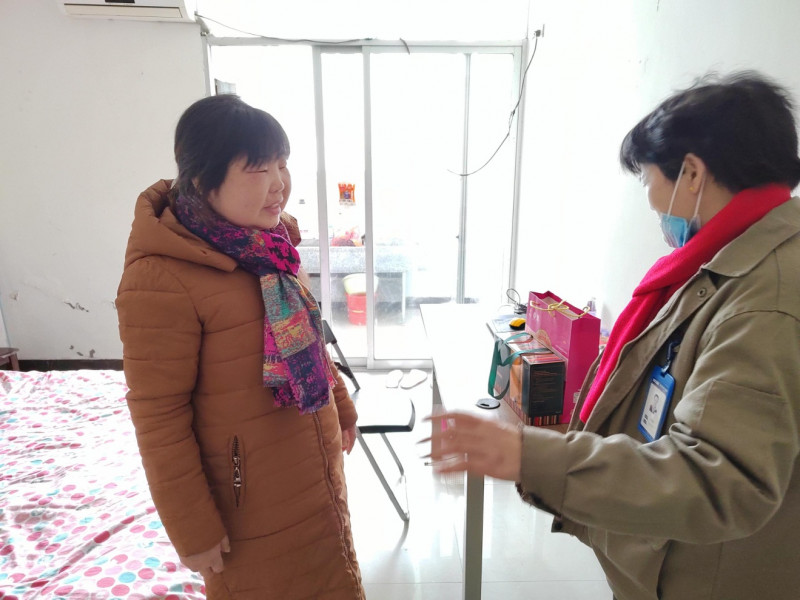 工会慰问送温暖，，，，，，浓浓眷注显真情_凯时尊龙人生就是博新闻_新闻资讯_凯时尊龙人生就是博电气集团
